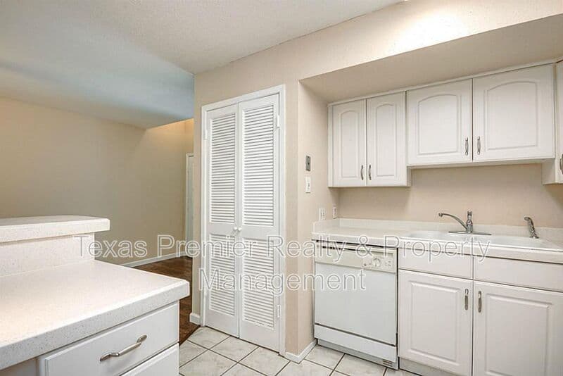Houston Condo: 10811 Richmond Ave