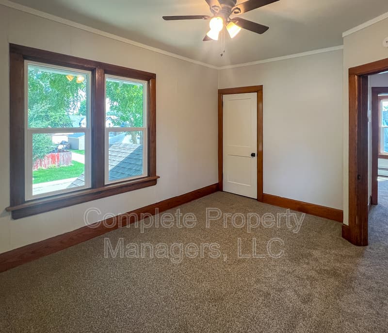 Albert Lea House: 711 Clausen Avenue