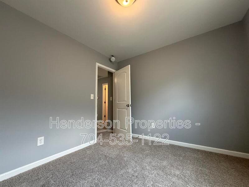 Charlottte House: 9025 Sharpes Cir