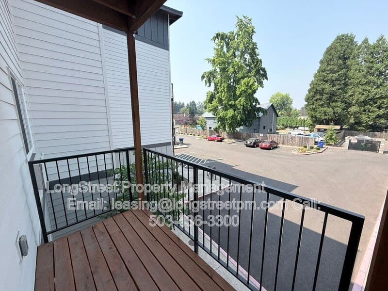 Keizer House: 433 Chemawa Rd N