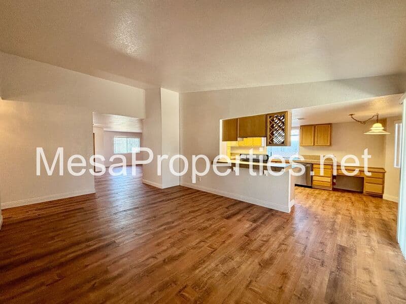 Victorville House: 13520 Oakmont Dr