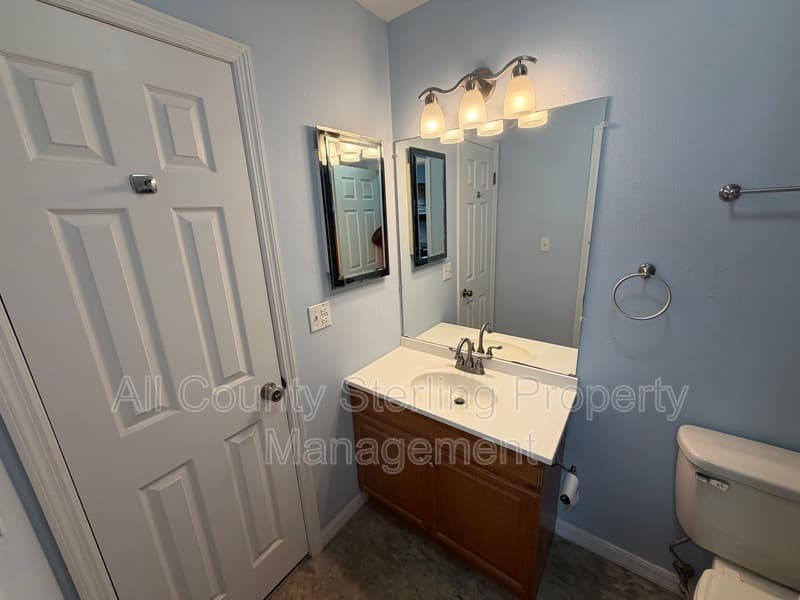 Lake City House: 166 SE Jenese Way