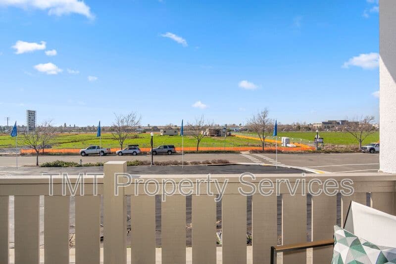 Sacramento Townhome: 31 Advantage Court