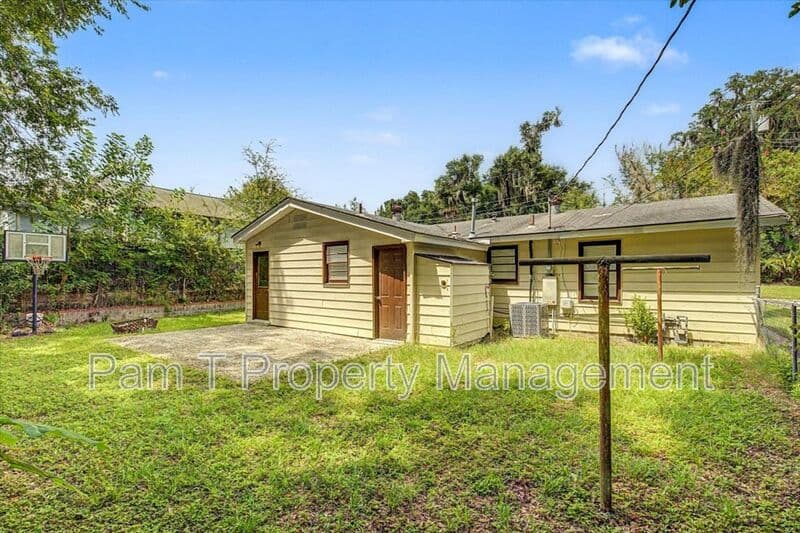 Savannah House: 2619-A Livingston Ave.