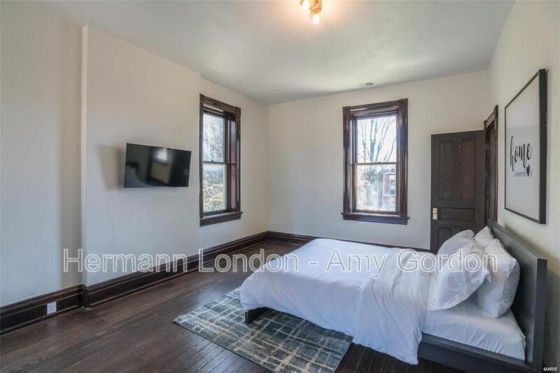 Saint Louis House: 3922 Castleman Avenue,