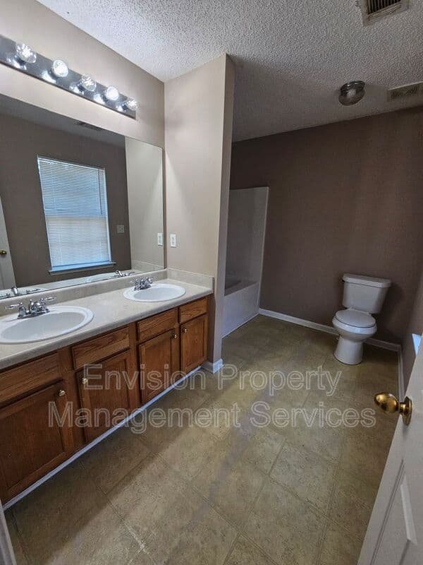Union City House: 6400 Walnut Way