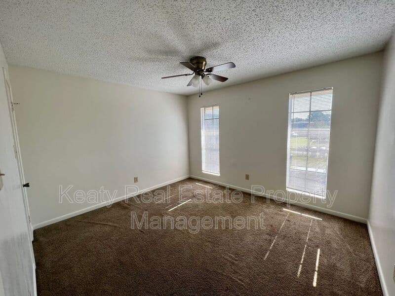 Lafayette House: 102 D Country Lane