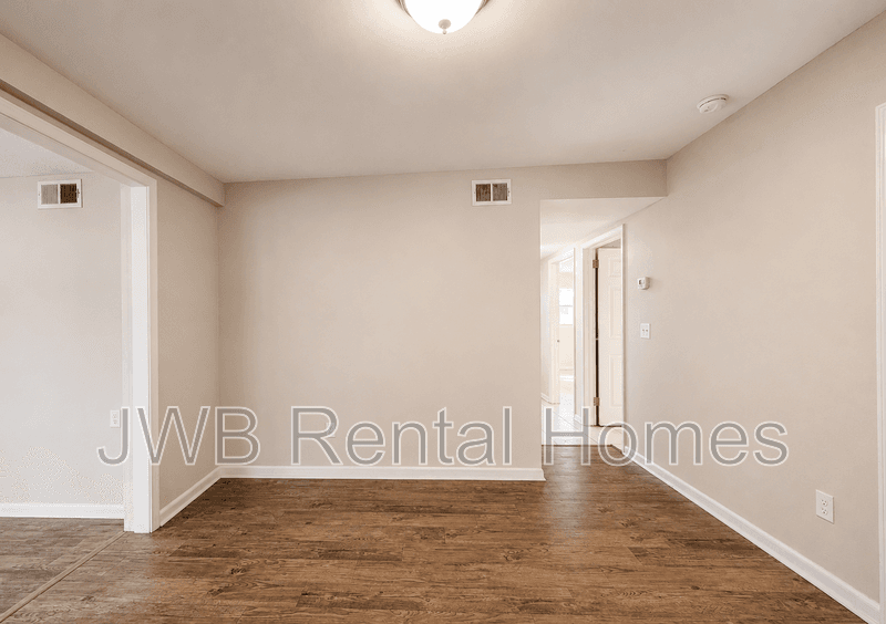 Jacksonville House: 3359 Phyllis St