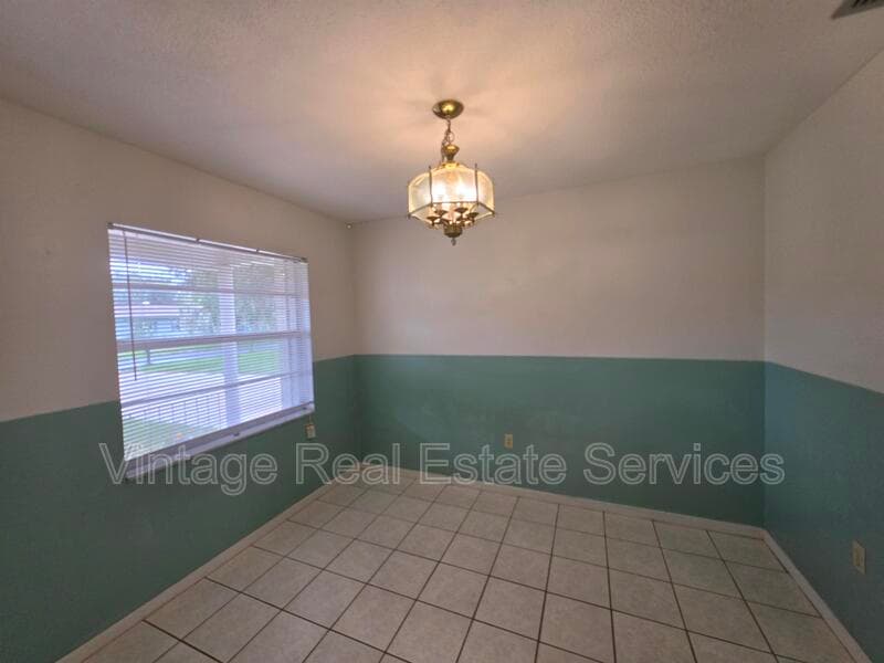 Lakeland House: 1028 Wildwood W