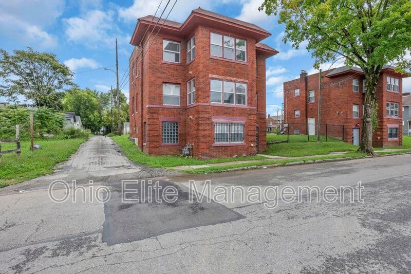 Columbus House: 1092 Oakwood Ave
