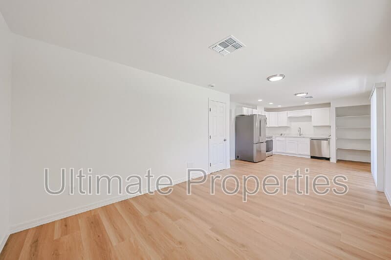 Phoenix House: 1619 W Pershing Ave