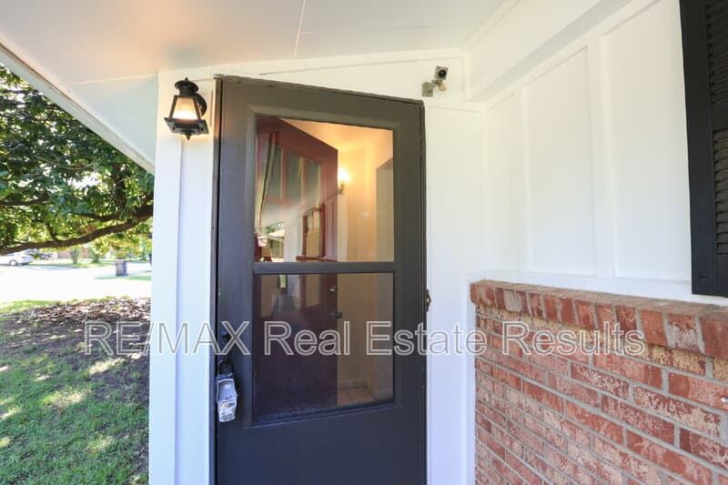 Springdale House: 1402 Lawrence Ave