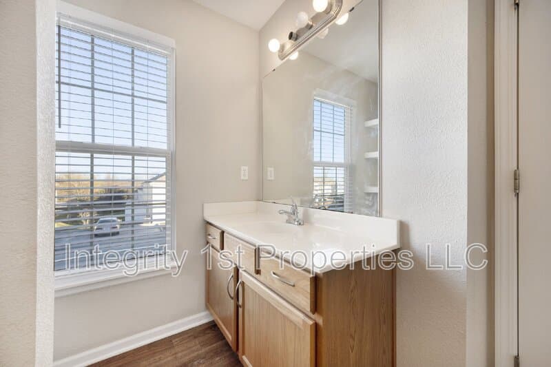 Kansas City Condo: 5930 NW 91st Ter