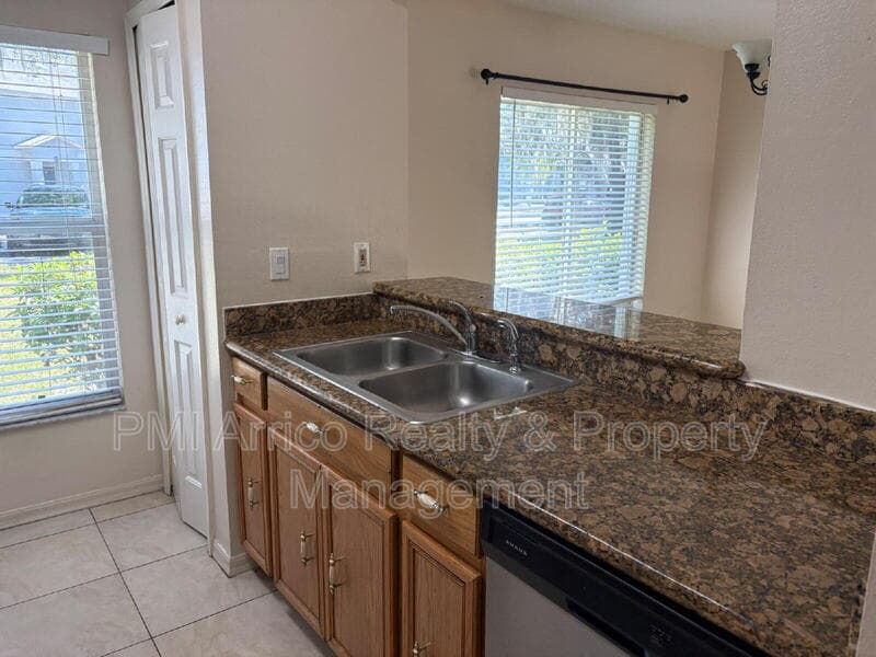 Tampa Townhome: 7430 E Bank Dr