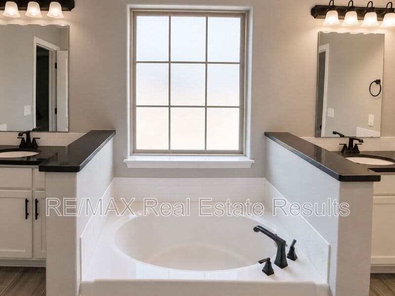 Bentonville House: 511 Melrose Pl