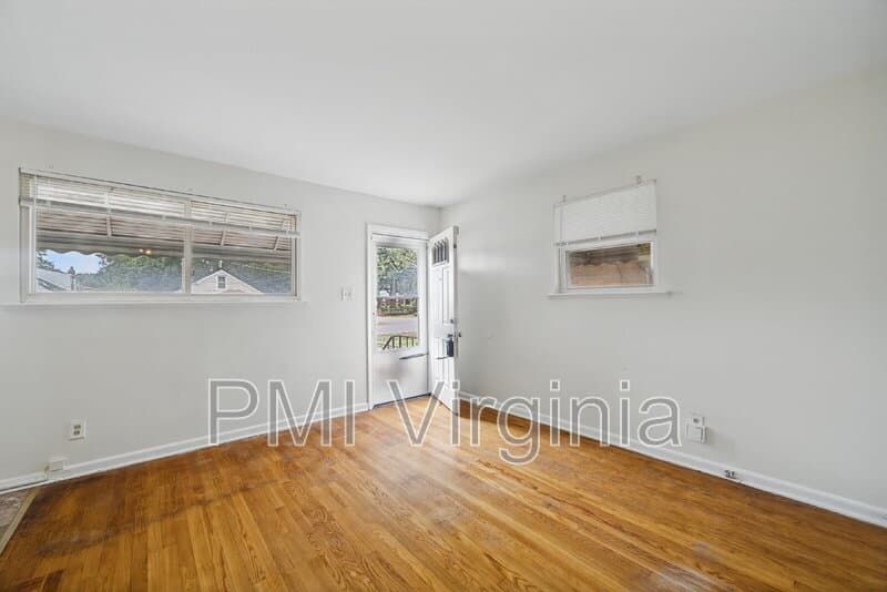 Hampton House: 430 Greenbriar Ave