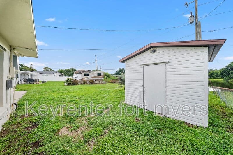 North Fort Myers House: 275 Lakeview Dr