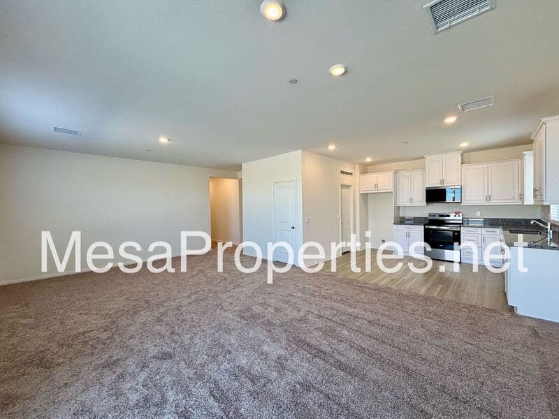 Victorville House: 10638 Sea Venture Way
