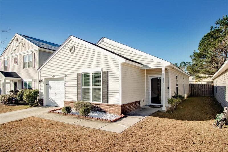Savannah House: 11 Summer Lake Way
