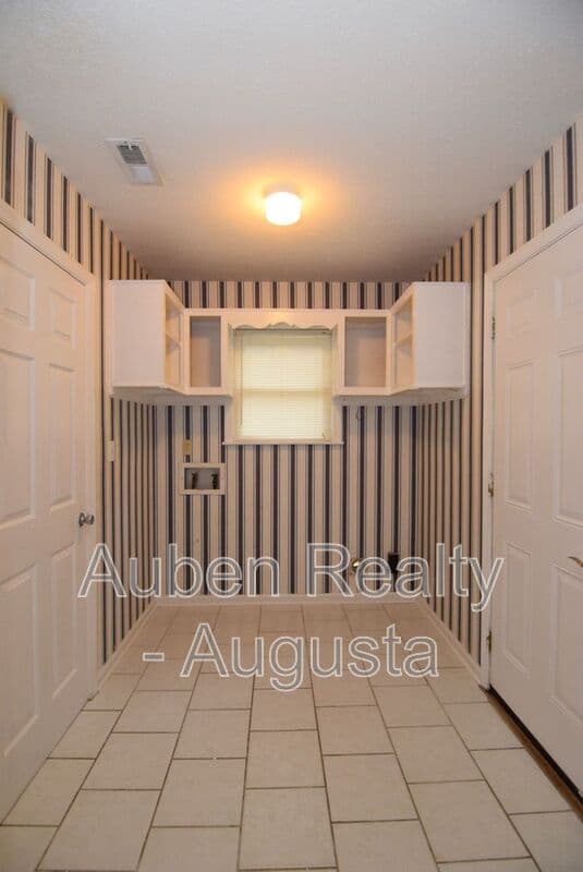 Evans House: 490 Pheasant Run Drive