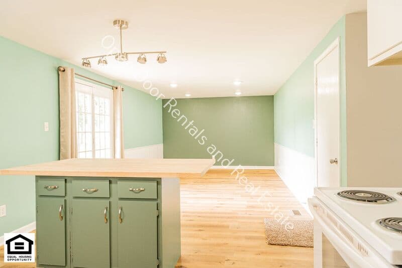 Fort Wayne House: 6718 Raintree Road
