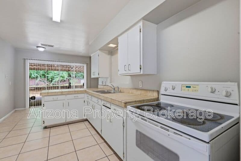 Phoenix House: 4640 E. Oak St.