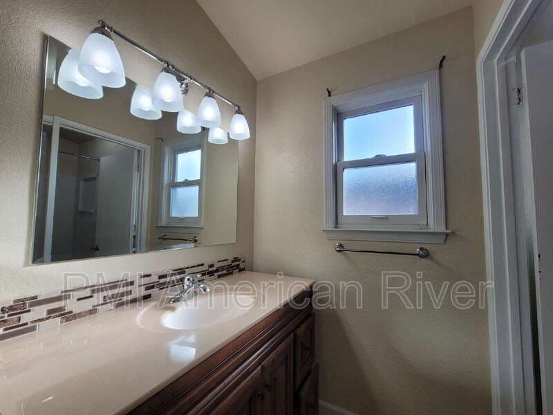 Sacramento House: 8715 Rooster Way