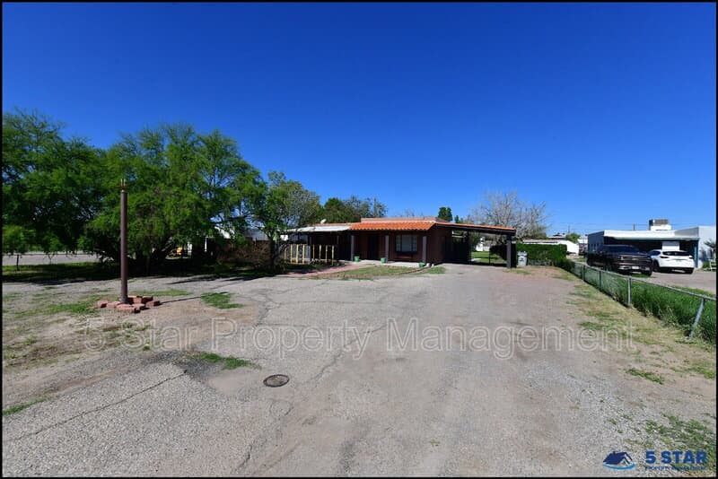 El Paso House: 7817 West Dr