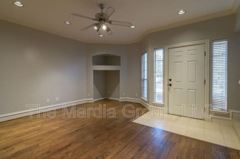 Garland House: 3904 Brandon Park Dr