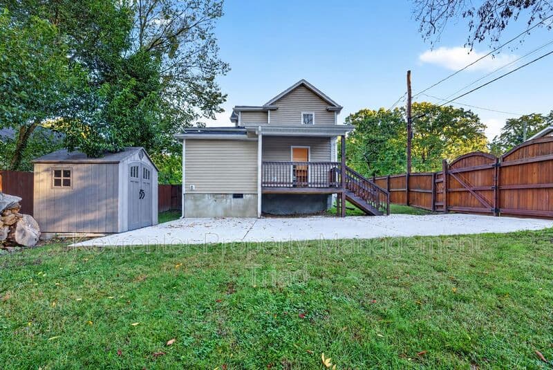 Greensboro House: 814 Douglas St
