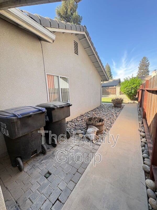 Visalia House: 323 South Citrus Court