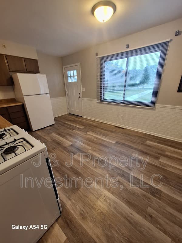 Twin Lakes House: 2349 Anna Avenue