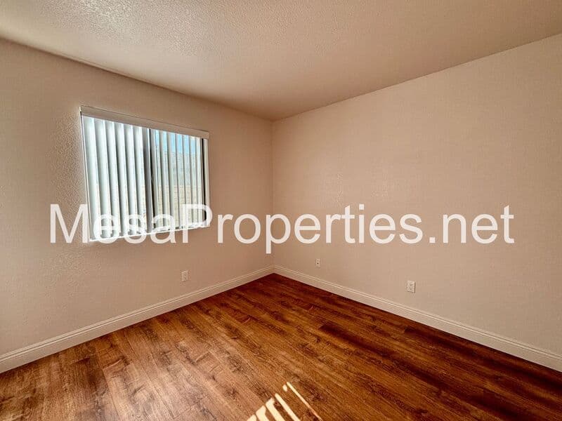 Victorville House: 13520 Oakmont Dr