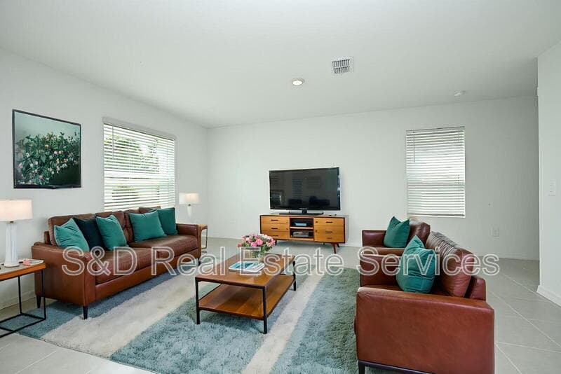 Lakeland House: 7847 Abagail Dr.