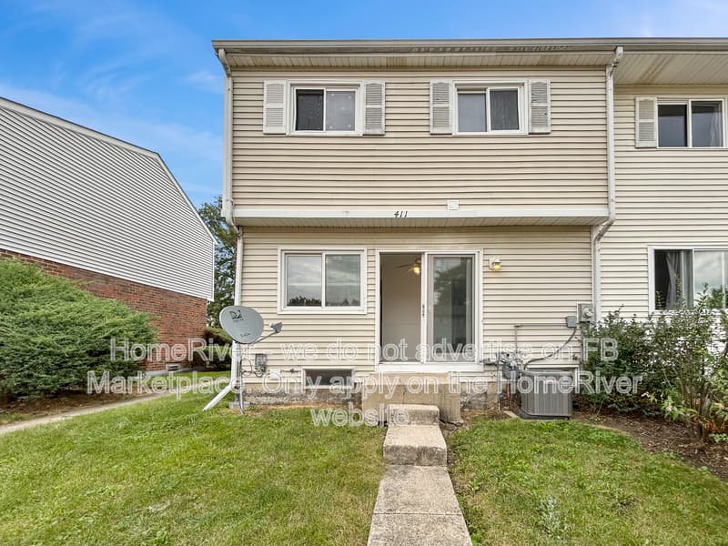 Bolingbrook House: 411 Gainsborough Ct