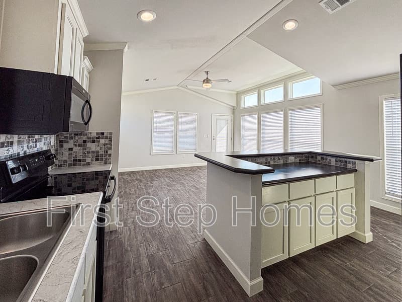 Tyler House: 121 Tres Cruces St