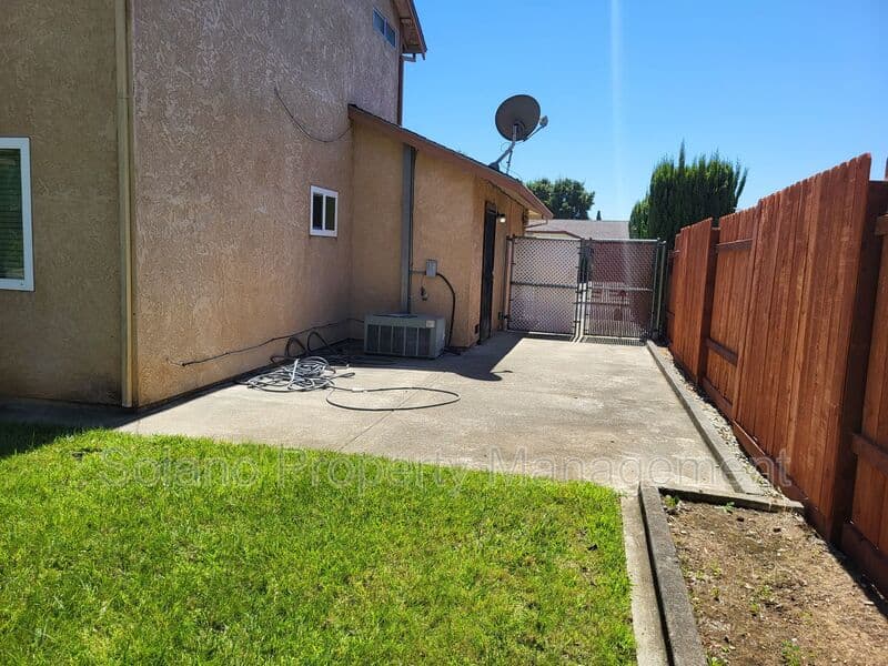 Vallejo House: 125 Serpentine Drive