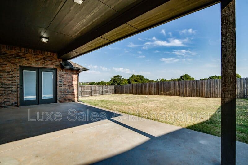 Edmond House: 6133 Oxnard St