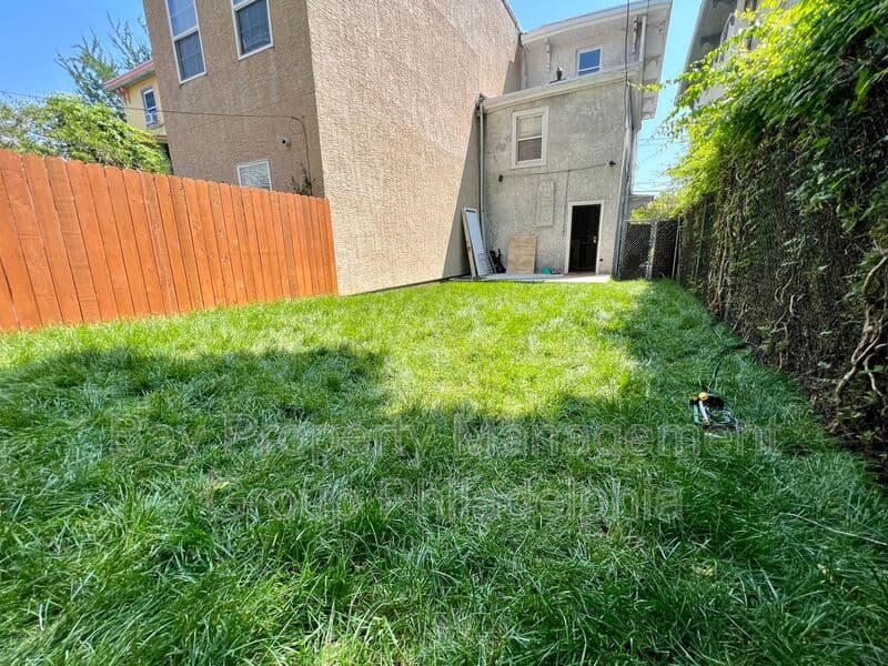 Philadelphia House: 412 N 32nd St