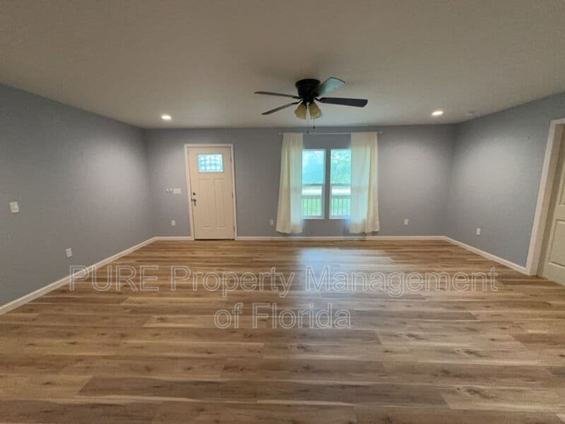 Williston House: 11330 NE 66th Lane