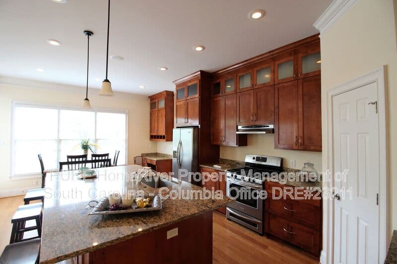 Columbia House: 395 Highland Point Drive