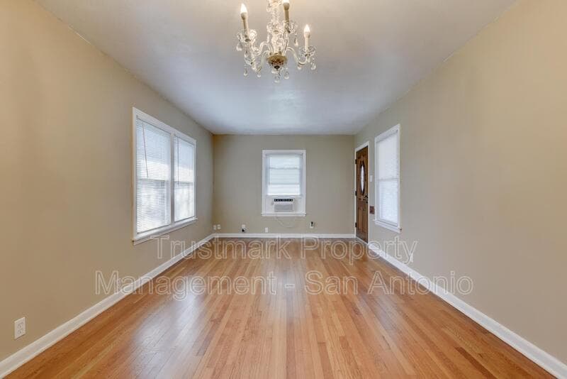 San Antonio House: 1322 W Malone Ave