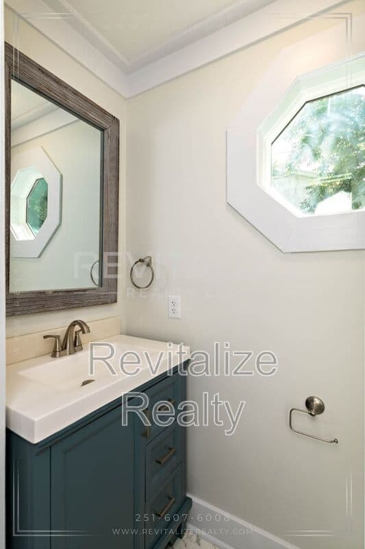 Mobile House: 80 Hathaway Rd N