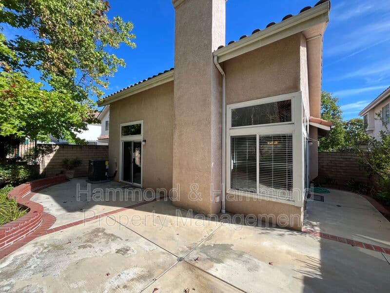 Simi Valley House: 634 Twin Peaks Ave.