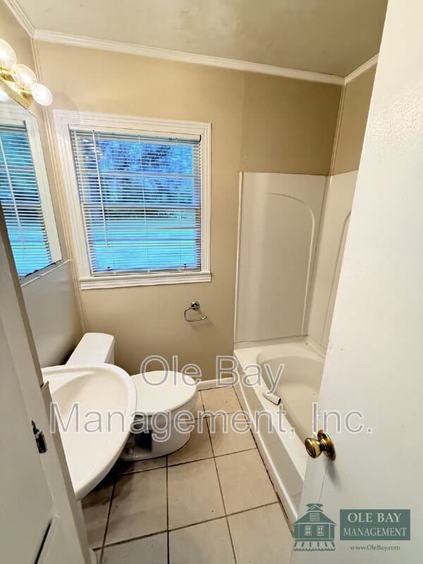 Mobile House: 119 Barbara Mitchell Dr E