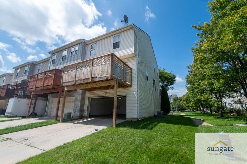 Rosedale Townhome: 11 Hallsdale Ct