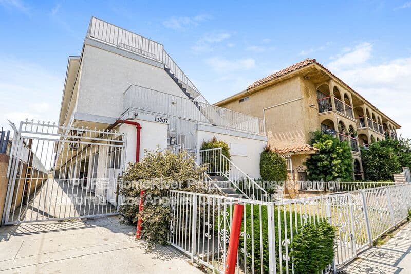 Hawthorne Condo: 13707 Yukon Ave