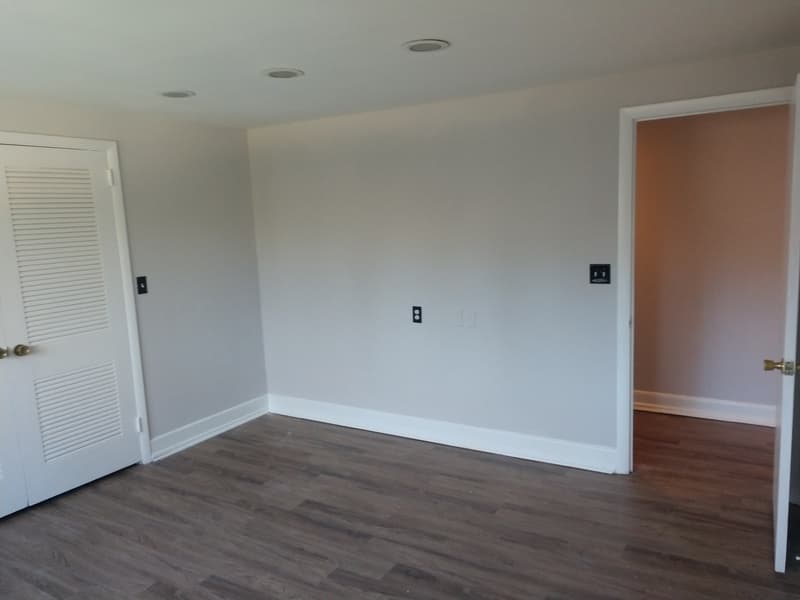 Monroe House: ROOM FOR RENT in Mini Mansion w/Pool (with utilities included)