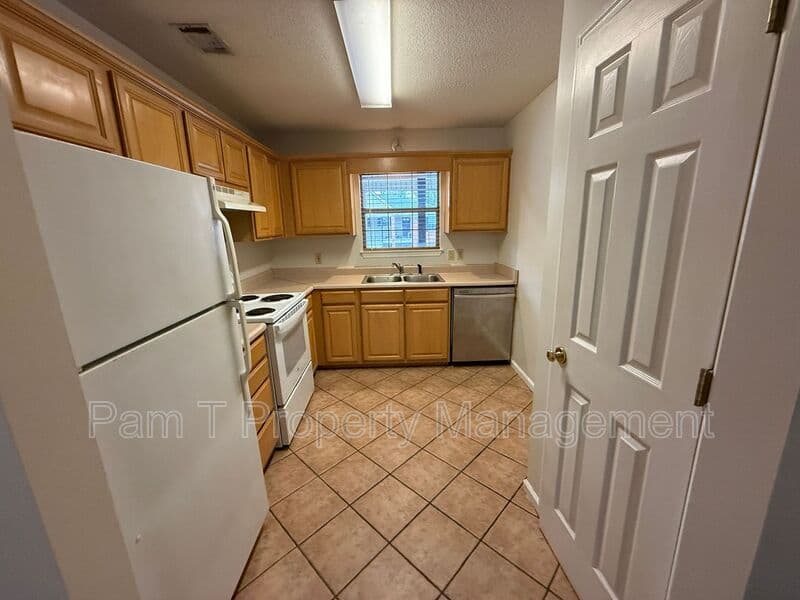 Savannah Condo: 211 Edgewater Rd