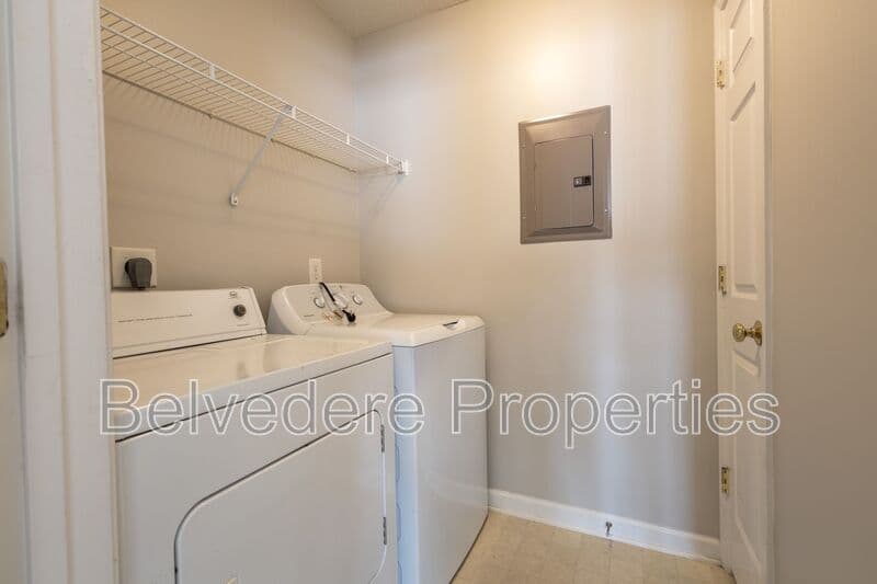 High Point House: 6121 Hedgecock Cir